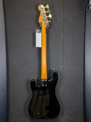 Fender - American Vintage II 60s P-Bass - RW Black 2